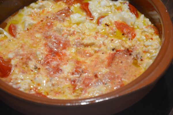 Bougiourdi (varm fetaost och tomat i ugn)